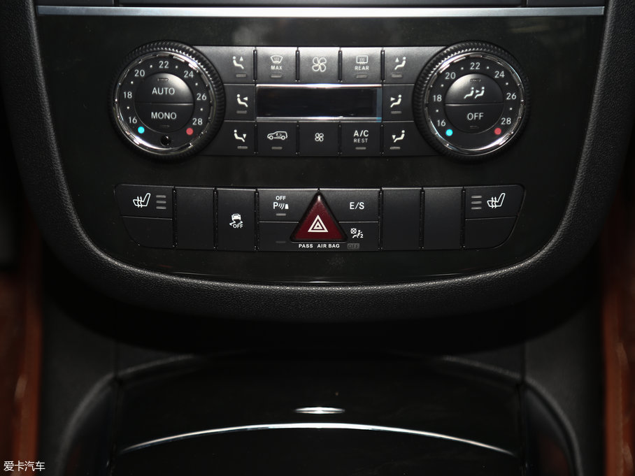 2017YR R 320 4MATIC Aذ