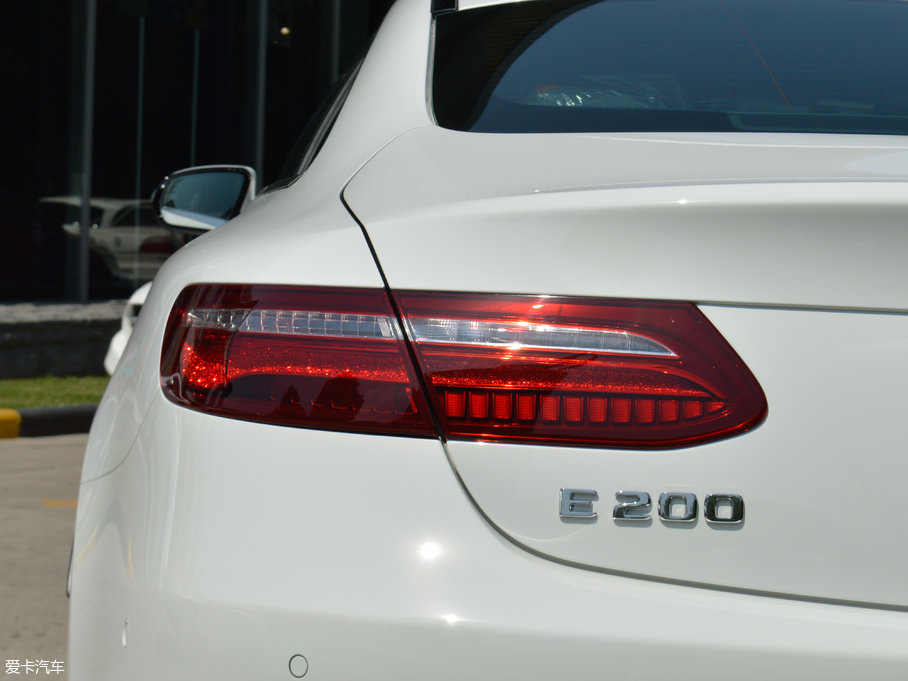 2017��YE���p�T E 200 Coupe 4MATIC