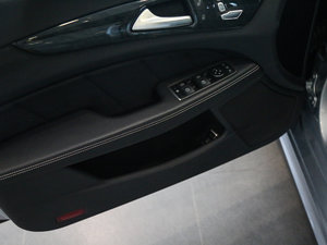 2017款CLS 400 4MATIC 逸彩版 前门储物空间
