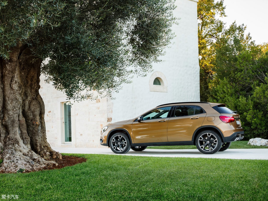 2018YGLA(M(jn)) 220d 4MATIC