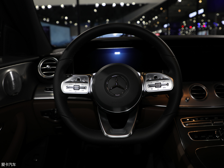 2019��YE��(�M��) E 300 �\�Ӱ�