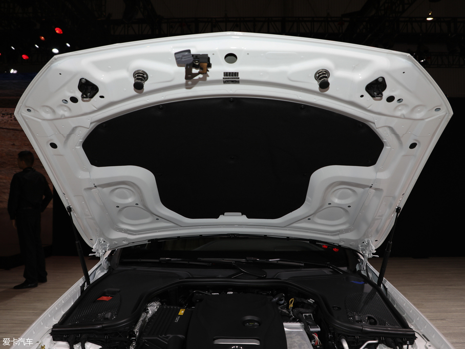 2019��YE��(�M(j��n)��) E 300 �\(y��n)��(d��ng)��