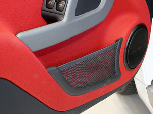 2011款1.0L MHD 敞篷激情版 前门储物空间