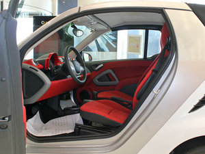 2011款1.0L MHD 敞篷激情版 前排空间