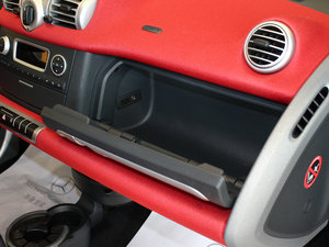 2011款1.0L MHD 敞篷激情版 手套箱