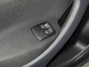 2016款1.0L 激情版 主驾车窗控制区	