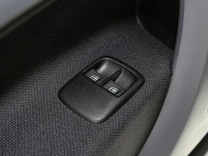 2017款1.0L 硬顶挚爱特别版 主驾车窗控制区	