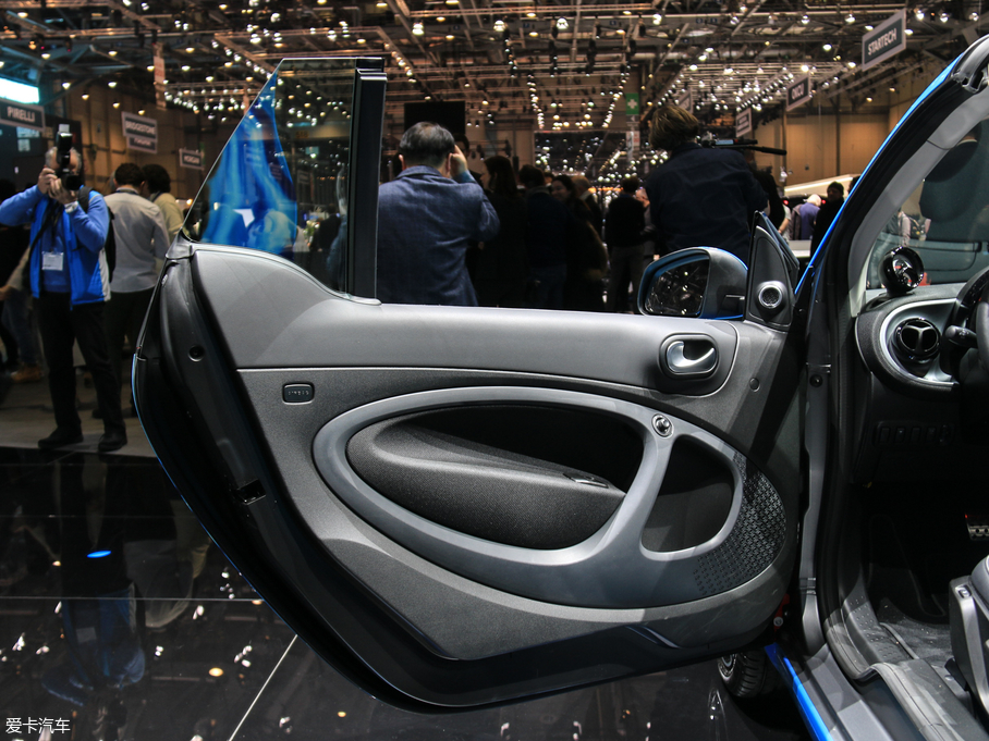 2018smart fortwo 늄܇ EQ fortwo cabrio