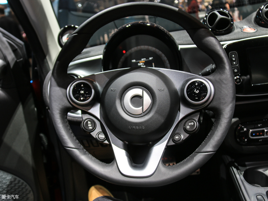 2018smart fortwo 늄܇ EQ fortwo cabrio