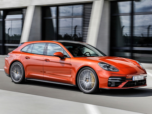 2021款Turbo S Sport Turismo 左前45度