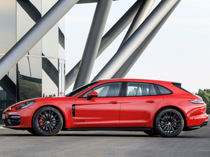 2021GTS Sport Turismo w^