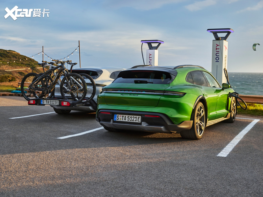 2022Taycan Turbo S Cross Turismo