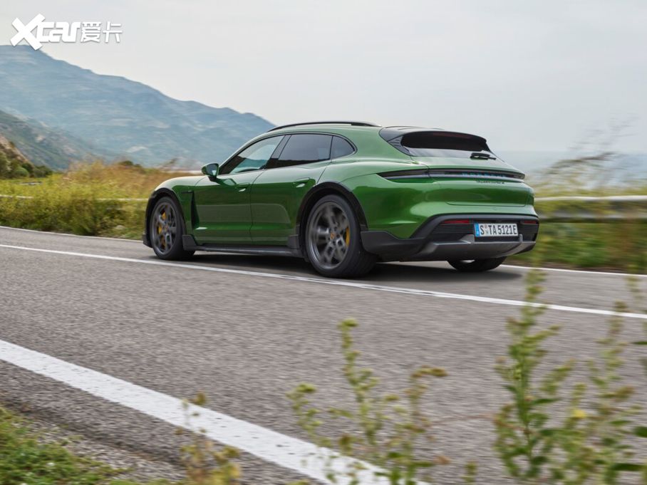 2022Taycan Turbo S Cross Turismo