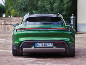 2022Turbo S Cross Turismo w^