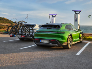 2022Turbo S Cross Turismo w^