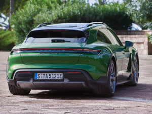 2022Turbo S Cross Turismo w^