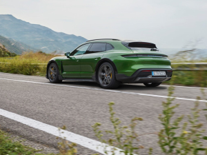 2022Turbo S Cross Turismo w^