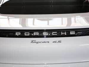 2022Taycan 4S ^