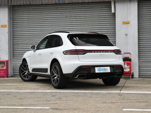 2022款Macan 2.0T 左后45度
