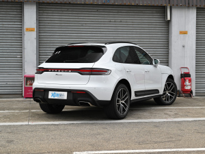 2022款Macan 2.0T 右后45度