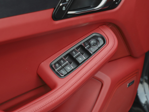 2022款Macan GTS 2.9T 主驾车窗控制区	