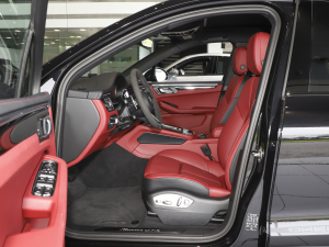 2023款Macan GTS 2.9T 前排空间