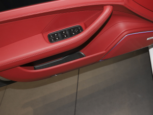 2023款Panamera 4S 行政加长版 2.9T 前门储物空间
