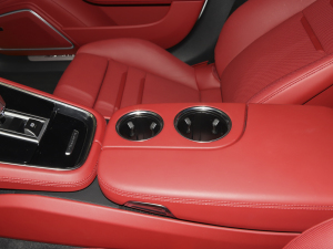 2023款Panamera 4S 行政加长版 2.9T 前排杯架