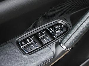 2011款S 4.8 主驾车窗控制区	