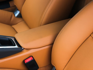 2013款2.7L 中央扶手箱