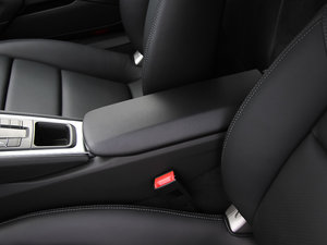 2013款2.7L 中央扶手箱