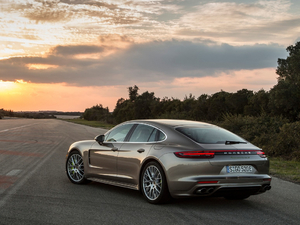 2017Turbo S E-Hybrid w^