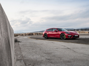 2018Turbo S E-Hybrid Sport Turismo w^