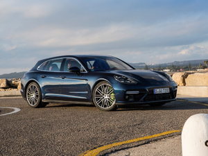 2018Turbo S E-Hybrid Sport Turismo w^