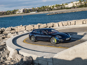 2018Turbo S E-Hybrid Sport Turismo w^