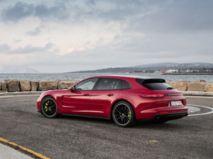 2018Turbo S E-Hybrid Sport Turismo w^