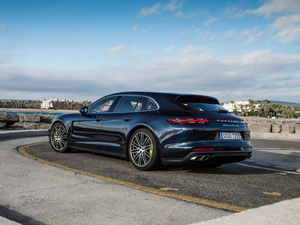2018Turbo S E-Hybrid Sport Turismo w^