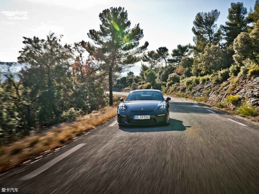 2018r911 GT3 Touring Package