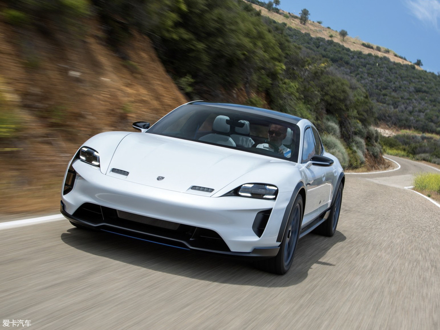 2018Mission E Cross Turismo