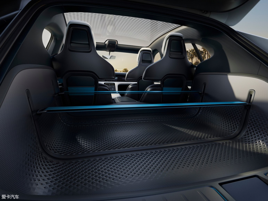 2018Mission E Cross Turismo