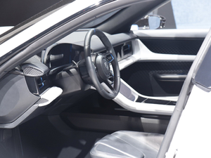 2018Cross Turismo п؅^(q)