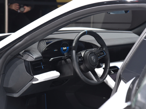 2018Cross Turismo п؅^(q)