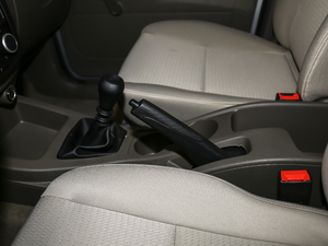 2019款封窗车 1.5L 手动实用型 国VI 驻车制动器
