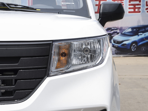 2020款1.5L 手动标准型 5座  大灯