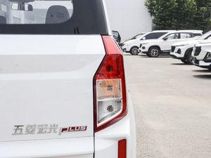 2020款1.5L 手动标准型 5座  尾灯
