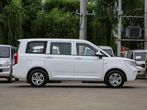 2020款1.5L 手动舒适型 7座 整体外观