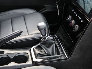 2020款1.5L 手动舒适型 7座 中控区