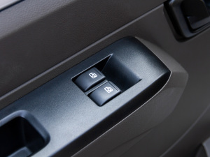 2021款汽车下乡版 1.5L 双排LV0 主驾车窗控制区	
