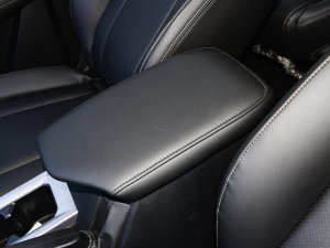 2022款1.5T 手动轻享活力型 中央扶手箱