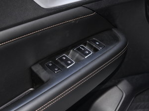 2022款1.5T 手动轻享活力型 主驾车窗控制区	